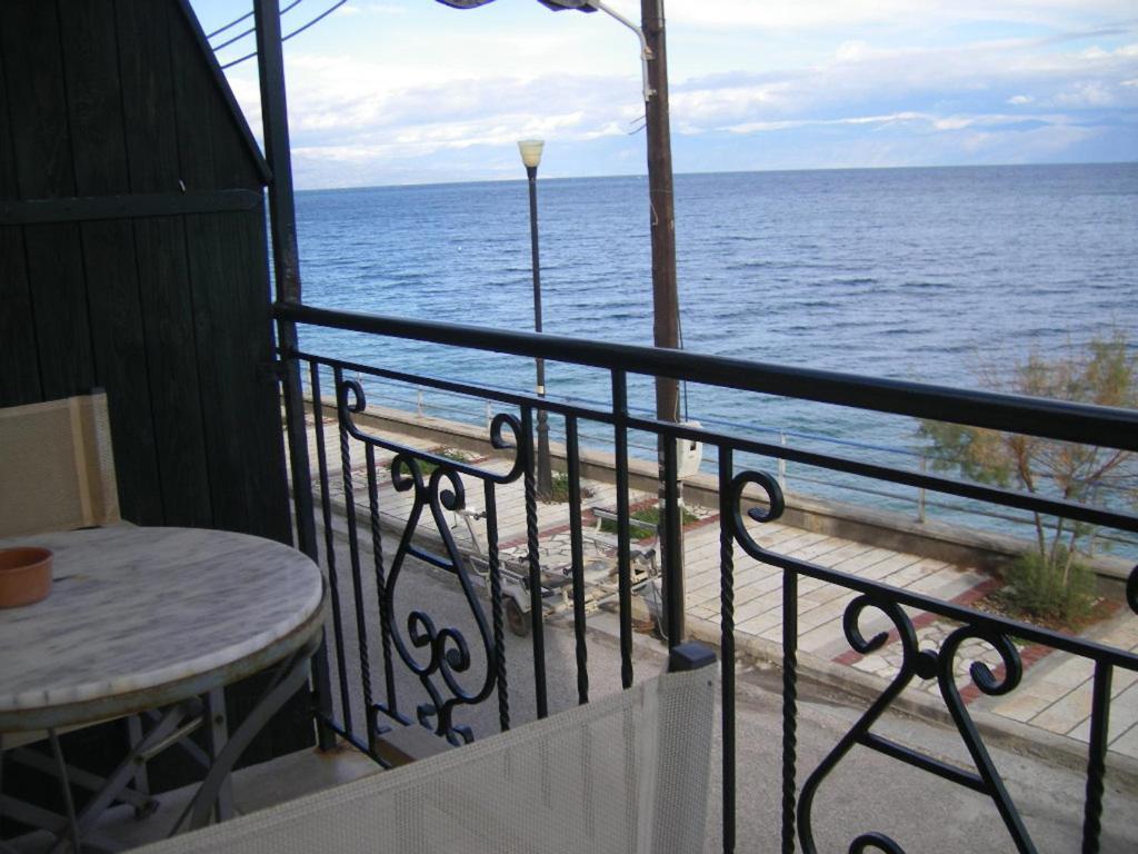 Meliti Guesthouse Akrata Exterior photo
