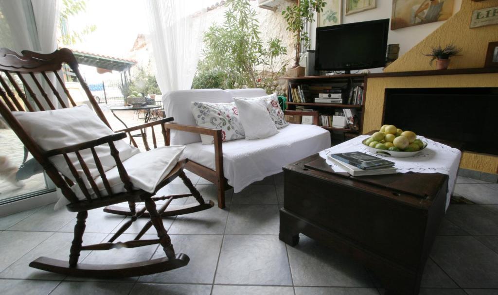 Meliti Guesthouse Akrata Exterior photo